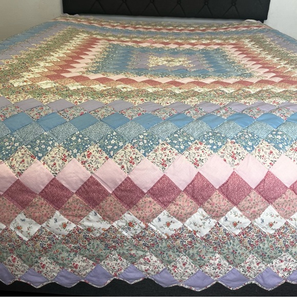 Arch Quilt Pastel Around The World Pattern with Scalloped Edges - Picture 3 of 14